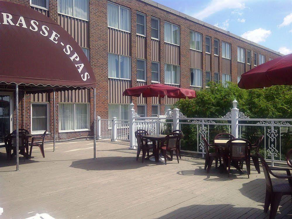 Travelodge By Wyndham Baie Comeau Exterior photo