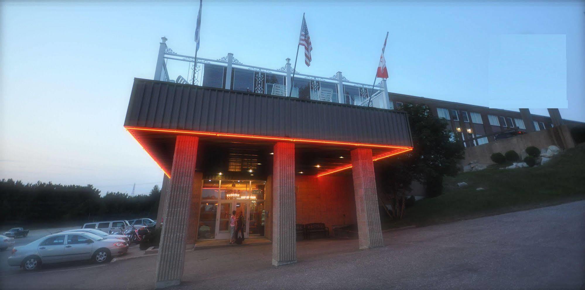 Travelodge By Wyndham Baie Comeau Exterior photo